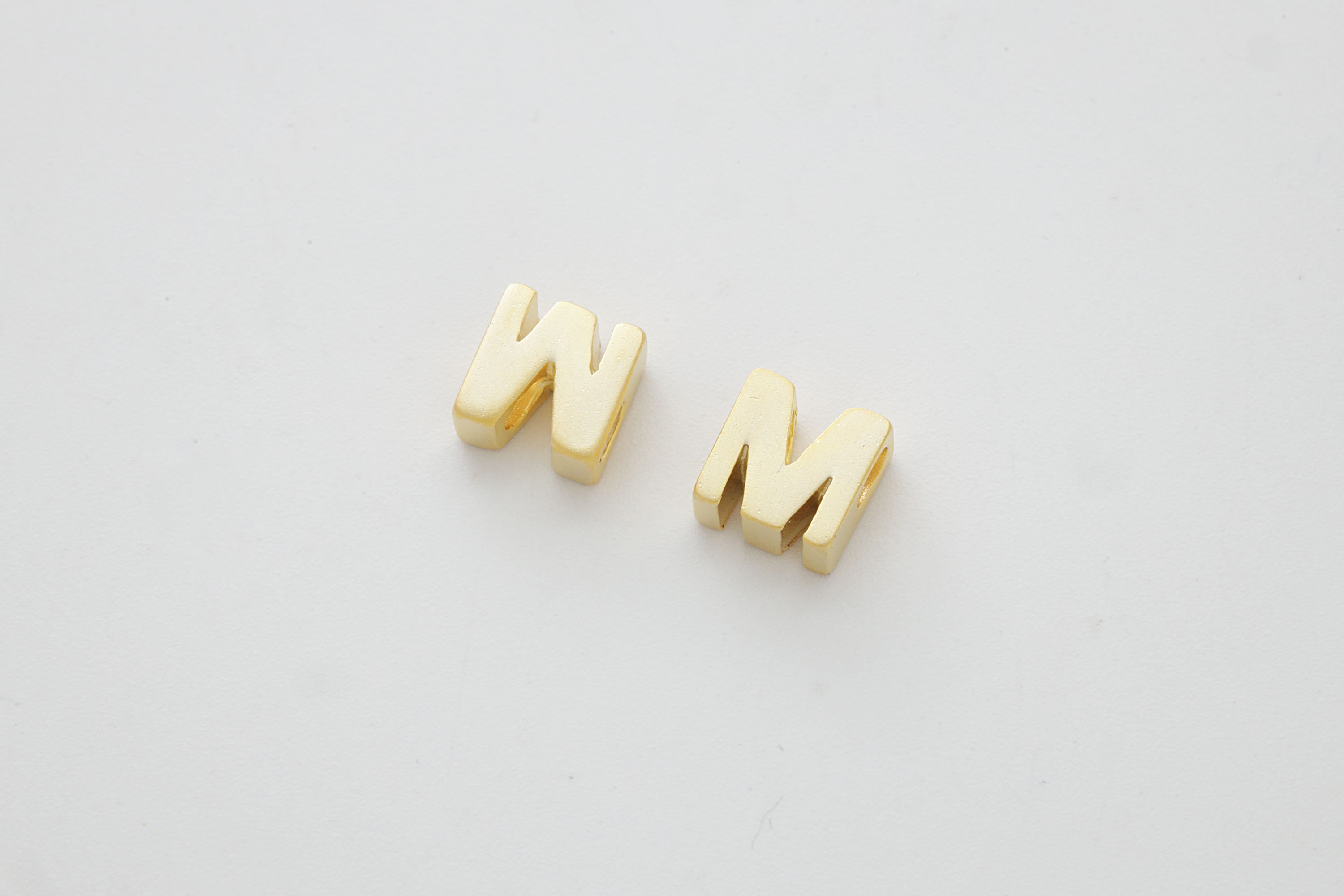 アルファベット M、AM-G11、2 個、8x7x4mm、穴サイズ 2 x 3 mm、大文字、マット金メッキ真鍮