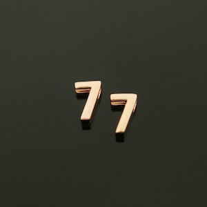 Tiny numeric pendant, NU-P7, 2 pcs, 7x4.5x2.6mm, Hole size 1.6x1.2mm, Number seven, 7, Rose gold plated brass