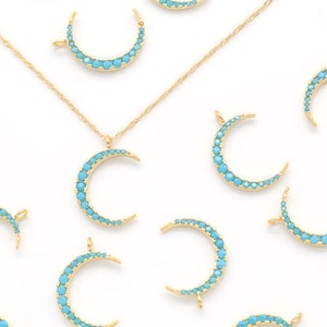 Wisiorek z turkusowym półksiężycem, bez niklu, N29-P1, 1 sztuka, 16 x 13 mm, mosiądz platerowany 16-karatowym złotem, cyrkonia sześcienna, zawieszka sześcienna w kształcie litery C