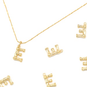Bambú estilo rústico carta E, AE-G13, 2 piezas, níquel libre de oro chapado, colgante alfabeto, colgante inicial, colgante de collar, pendientes encanto