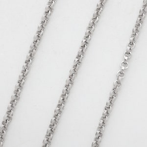 Peut inclure: Un collier en chaîne argent avec un design délicat et lié.