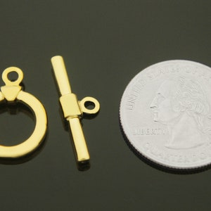 Pu&ograve; includere: Chiusura a scorrimento in metallo dorato con un anello rotondo e una barra. La chiusura &egrave; circa delle dimensioni di una moneta da 25 centesimi di dollaro americano.