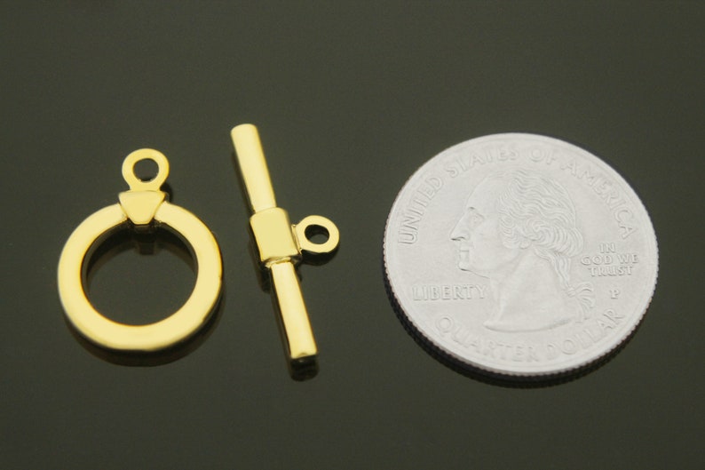 Pu&ograve; includere: Chiusura a scorrimento in metallo dorato con un anello rotondo e una barra. La chiusura &egrave; circa delle dimensioni di una moneta da 25 centesimi di dollaro americano.
