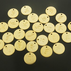 Juego de monedas con alfabeto, A2Z-G9, sin níquel, 1 juego (26 piezas), 12 mm, 1 orificio, colgante de moneda con alfabeto, latón chapado en oro de 16 quilates, dije de letra
