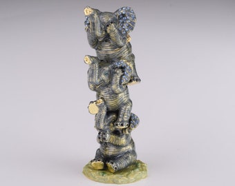 estatuilla de tres elefantes caja de baratijas estilo Faberge hecha a mano por Keren Kopal con cristales de Swarovski esmaltados pintados