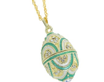 Collar con colgante de huevo blanco y turquesa estilo Fabergé hecho a mano por Keren Kopal esmalte pintado decorado con cristales Swarovski