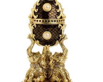 Caja de baratijas de huevo Fabergé azul dorado con un elefante dorado dentro de una obra de arte única de Keren Kopal