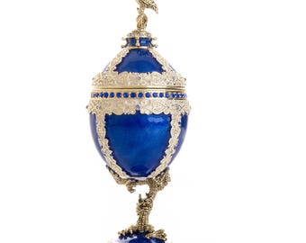 Caja de baratijas de huevo Fabergé azul dorado con un elefante dorado dentro de una obra de arte única de Keren Kopal