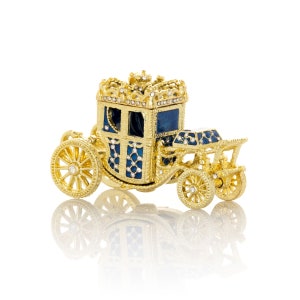 Caja de baratijas con forma de carruaje azul dorado, hecha a mano por Keren Kopal, estilo Fabergé, decorada con cristales de Swarovski.