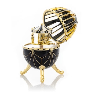 Rood Faberge-ei met paardencarrousel verrassing binnen Trinket Box Russisch ei versierd met Swarovski-kristallen verzamelaars paasei