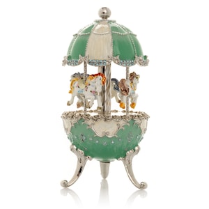 Blaugrünes Musikkarussell-Ei mit weißer königlicher Pferde-Drehspieluhr von Keren Kopal Faberge Styled Crystals Decoration
