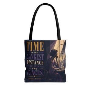 Può includere: Borsa tote con manico nero e design grafico. Il design presenta una donna che guarda fuori da una finestra, con la citazione "Time is the longest distance between two places" di Tennessee Williams.