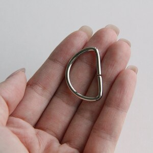 Puede incluir: Anillo en D de metal plateado para manualidades y proyectos de bricolaje.