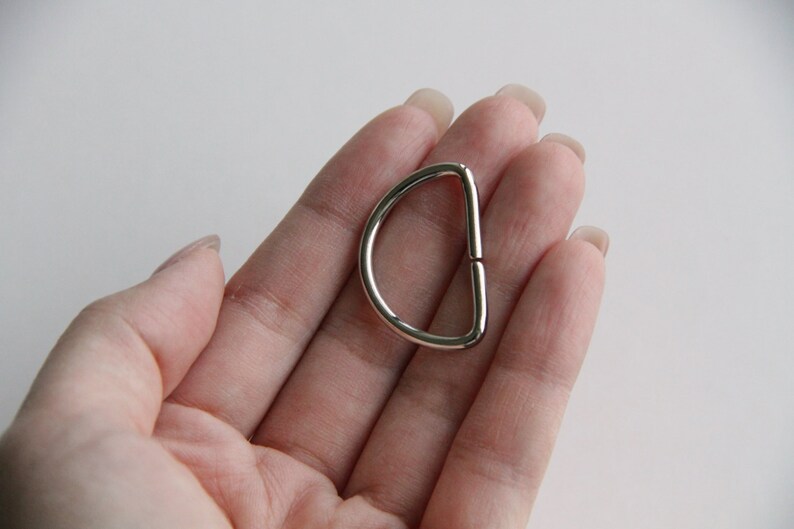Puede incluir: Anillo en D de metal plateado para manualidades y proyectos de bricolaje.