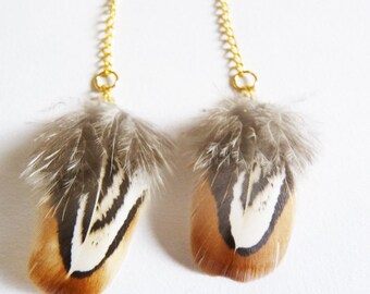 Neela 2: Feathered earrings gold ties and chainette
