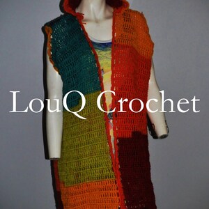 以下が含まれることがあります： フードとフリンジが付いたマルチカラーのクロシェベスト。ベストは緑、オレンジ、赤、茶色の色合いで作られています。