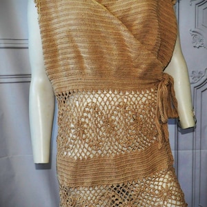 Vestido de playa cruzado de crochet.