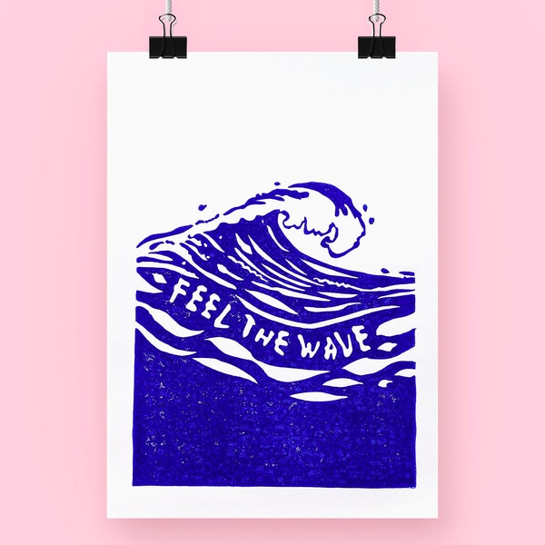 Affiche A4 Feel The Wave en linogravure - surf - vague - vacances -  impression originale faite à la main - Couleur bleu