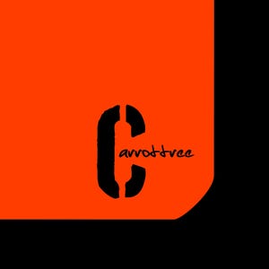 Peut inclure: Un design graphique pr&eacute;sentant un champ rectangulaire orange vif avec un coin inf&eacute;rieur droit arrondi sur un fond noir. Une grande lettre C noire et grasse est centr&eacute;e, avec le texte en minuscules "carrot tree" &eacute;crit en &eacute;criture noire.