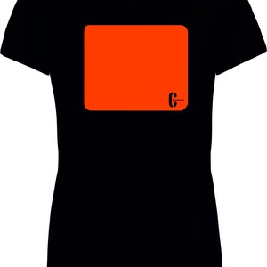Peut inclure: Un t-shirt noir &agrave; manches courtes avec un grand rectangle orange uni imprim&eacute; au centre de la poitrine. Le rectangle orange comporte un petit logo graphique noir dans le coin inf&eacute;rieur droit avec le texte "cam&eacute;ras" &eacute;crit en dessous.