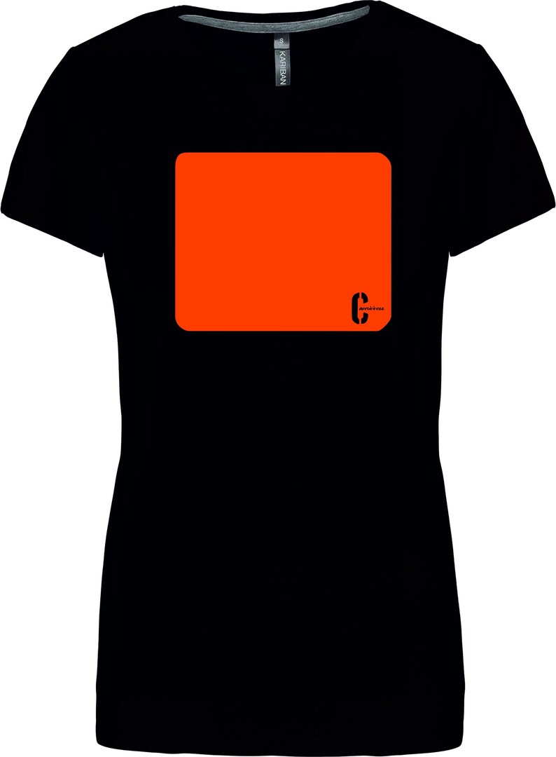 Peut inclure: Un t-shirt noir &agrave; manches courtes avec un grand rectangle orange uni imprim&eacute; au centre de la poitrine. Le rectangle orange comporte un petit logo graphique noir dans le coin inf&eacute;rieur droit avec le texte "cam&eacute;ras" &eacute;crit en dessous.