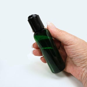 2 oz squeeze bottles, set of 3 green plastic travel bottles shampoo bottle or empty lotion bottles with caps