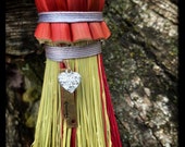 12 oh 5 (queen of hearts) whisk hand broom