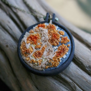 Moos Lichen Xanthoria Pilz Wald Stickerei OOAK natürlichen Schmuck Anhänger
