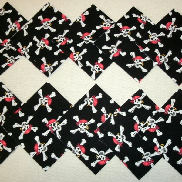 20 jolly Roger-Piraten Skulls auf schwarzen vorgeschnittene 3" Charm Quilt Stoff Quadrate Goth Rocker Rockabilly