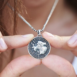 Pendentif continent en argent de l'Antarctique (Ushuaia 2018-2026) : breloque carte du pôle Sud, souvenir d'expédition polaire