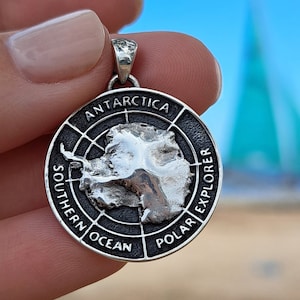 Silberanhänger des Antarktis-Forschers: Südpol-Halskette für Polar-Abenteurer