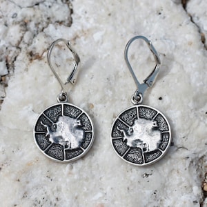 Handgemaakte zilveren oorbellen op het continent Antarctica: minimalistische reissieraden, cadeau voor ontdekkingsreizigers