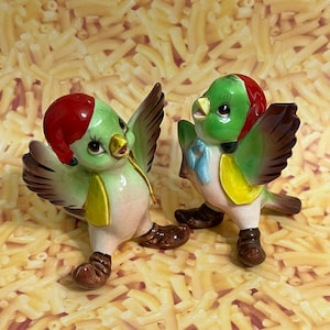 Green Nightcap Bird Anthropomorphic Salt And Pepper Shakers Bird in Hat Ceramic Made in Japan - AS-IS