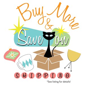 K&ouml;nnte beinhalten: Eine schwarze Katze sitzt in einem braunen Karton mit den Worten "Buy More & Save on SHIPPING" in rosa Kreisen. Das Bild zeigt au&szlig;erdem eine blaue und wei&szlig;e Tasse, einen rosa Weihnachtsbaumschmuck mit einem gelben Stern und einen gelben und goldenen St&auml;nder.