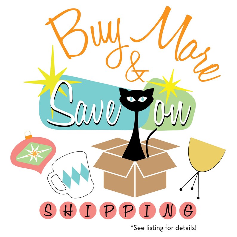 K&ouml;nnte beinhalten: Eine schwarze Katze sitzt in einem braunen Karton mit den Worten "Buy More & Save on SHIPPING" in rosa Kreisen. Das Bild zeigt au&szlig;erdem eine blaue und wei&szlig;e Tasse, einen rosa Weihnachtsbaumschmuck mit einem gelben Stern und einen gelben und goldenen St&auml;nder.