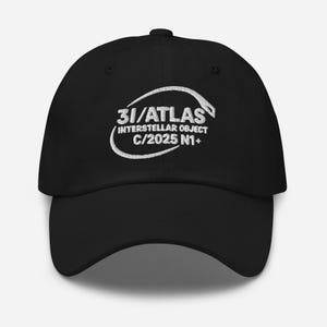 Può includere: Cappellino da baseball nero con testo bianco ricamato: "3I/ATLAS INTERSTELLAR OBJECT C/2025 N1+". Il cappellino ha una visiera curva e una corona arrotondata. Il testo è in un carattere stilizzato.