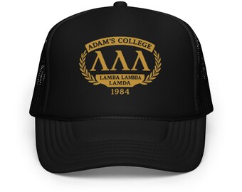 Lambda Lambda Lambda Mütze – Adam’s College 1984 – Nerd Frat Trucker-Kappe aus Schaumstoff mit DTG-Motiv