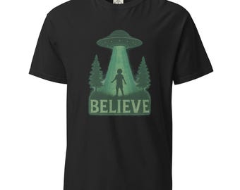 Alien Abduction Shirt – Believe UFO Graphic Tee – Vintage Glow Style – Heavyweight Unisex T-Shirt