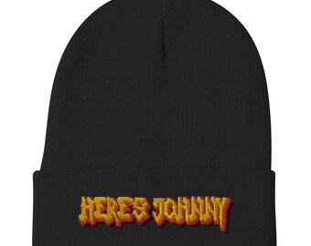 Peut inclure: Bonnet noir avec un motif brodé "HERE'S JOHNNY" en rouge et jaune.