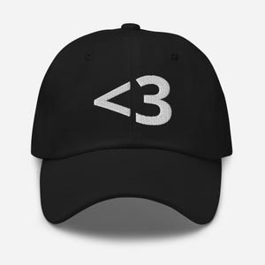 Puede incluir: Una gorra de béisbol negra con un corazón blanco bordado que contiene el número 3.
