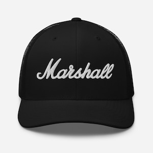 Könnte beinhalten: Schwarze Trucker-Kappe mit einem weißen gestickten "Marshall"-Logo.