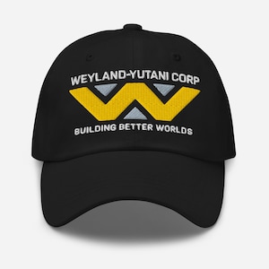 Könnte beinhalten: Schwarze Baseballkappe mit dem Text "WEYLAND-YUTANI CORP" über einem gelb-grauen Logo und dem Text "BUILDING BETTER WORLDS" darunter. Die Kappe hat ein klassisches Sechs-Panel-Design.