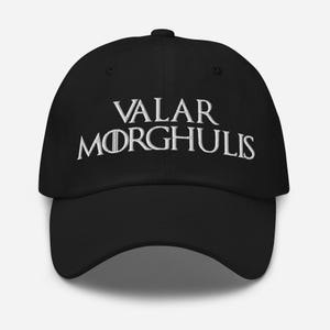 Puede incluir: Gorra de béisbol negra con la inscripción bordada en blanco "VALAR MORGHULIS". La gorra tiene una visera curva y una correa ajustable. Un accesorio casual y clásico.
