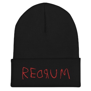 Puede incluir: Gorro negro con la palabra "REDRUM" bordada en rojo en la parte delantera.