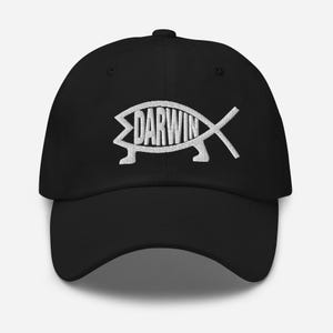 Op de afbeelding: Een zwarte baseballpet met een wit geborduurd vissymbool met daarin "DARWIN".