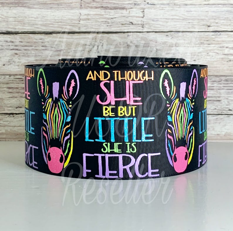 Pu&ograve; includere: Nastro a stampa zebra bianco e nero con il testo "And though she be but little she is fierce".