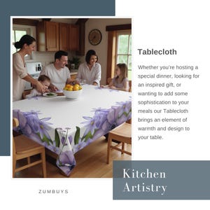 Peut inclure: Une nappe blanche avec un motif floral compos&eacute; de fleurs violettes et de feuilles vertes. La nappe est pos&eacute;e sur une table en bois dans un d&eacute;cor de cuisine. Le texte "Tablecloth" et "Kitchen Artistry" est visible sur l'image.