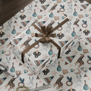 Carta da regalo Baby Baubles, blu rosa e marrone, regalo neutro per coniglio, giraffa, giocattoli per bambini vintage, rotolo di carta da regalo per compleanno del bambino