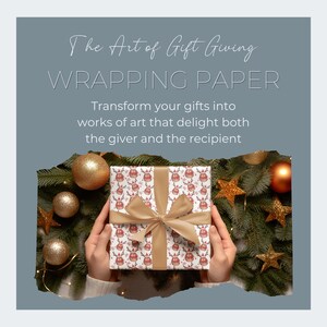 Op de afbeelding: Inpakpapier met een feestelijk rendierpatroon, vastgebonden met een gouden lint. De tekst "The Art of Gift Giving WRAPPING PAPER" staat boven het cadeau. De achtergrond bevat kerstversiering en groen.