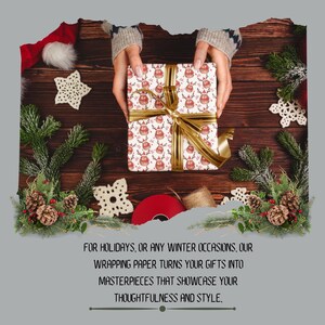 Op de afbeelding: Een ingepakte geschenkdoos met een feestelijk rendierpatroon, vastgebonden met een gouden lint, vastgehouden door handen. De doos is omgeven door vakantiedecoraties op een houten oppervlak. Tekst: VOOR VAKANTIES, OF ELKE WINTERGELEGENHEID, ONS INPAKPAPIER VERANDERT UW CADEAUS IN MEESTERWERKEN DIE UW BEDACHTZAAMHEID EN STIJL TONEN.